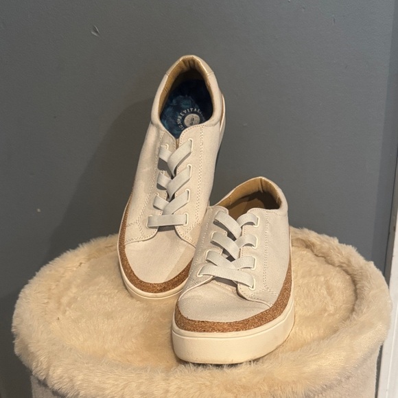 REVITALIGN Shoes - REVITALIGN Women's Cream and Tan Sneakers
